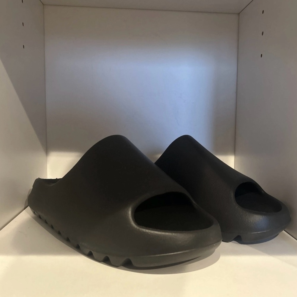 Onyx YEEZY SLIDES SIZE 11